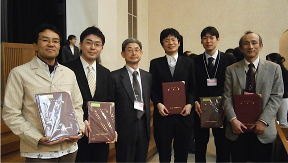 左から、山浦、小楠、倉本義夫物理学会長、長尾、岡本、広井