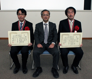 左から、吉田氏、家所長、内田氏