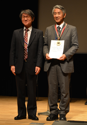 左:中性子科学会会長 金谷利治京都大学教授<br>右:柴山氏