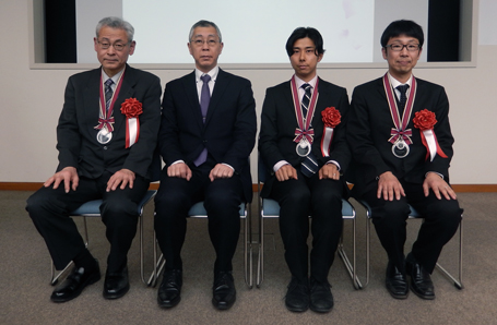 左から、藤澤 助教、瀧川 所長、小濱 特任助教、松林 元助教