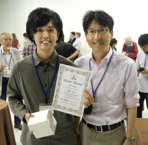 左から：受賞した肥後友也特任研究員、中辻 知教授