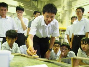 超伝導コースターの様子。「あ、本当に浮いてる!」触って確かめて。
