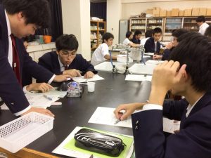 電気分解で作った水素でミニカーを動かします。
