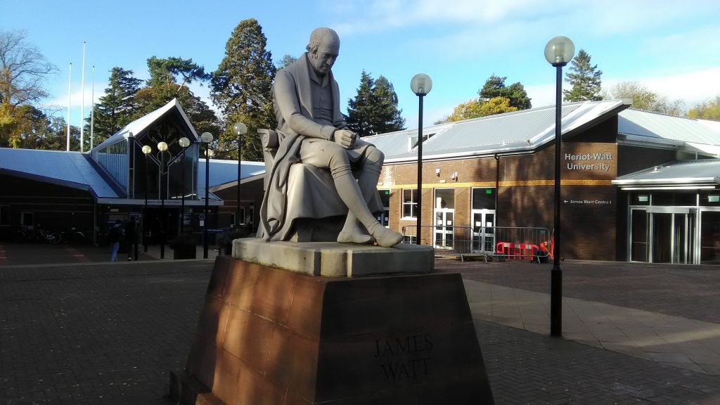 Heriot-Watt大学正面には大学名の由来でもある蒸気機関で有名なジェームズワットの銅像があります。