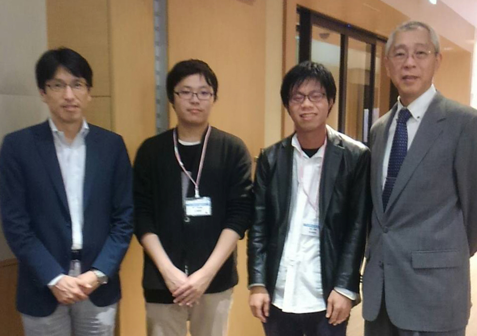 左から：中辻知教授、鈴木慎太郎氏、谷口貴紀氏、瀧川仁教授（物性研所長）