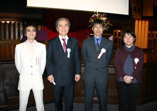 授賞式終了後、左から野澤清和氏、小宮山宏総長、土屋光氏、鷺山玲子氏