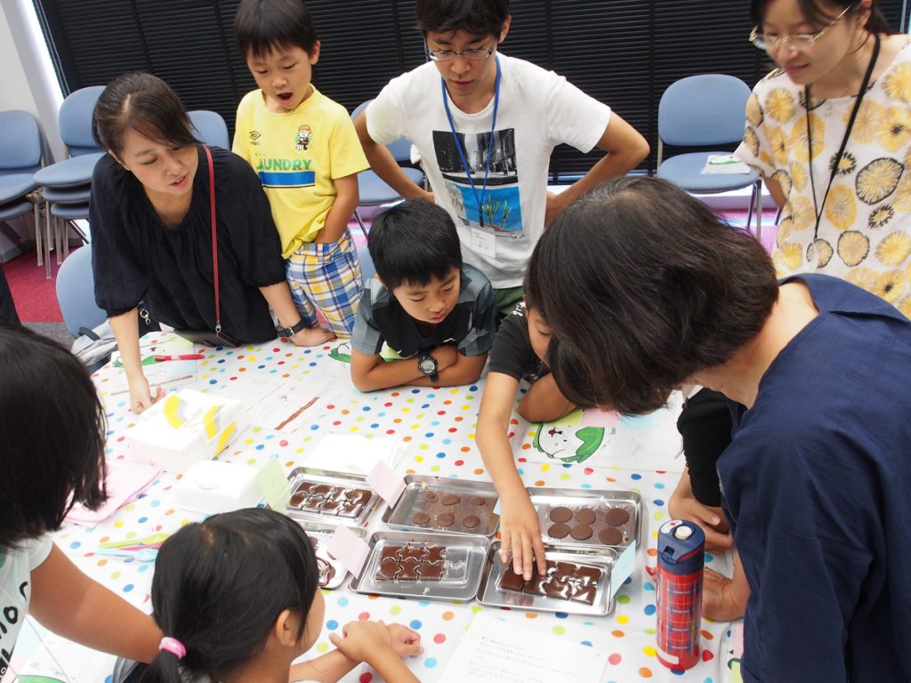 出来たチョコを観察します。違いがあるかな？