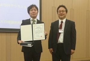受賞した上田氏（左）と田原太平 分子科学会会長（右）