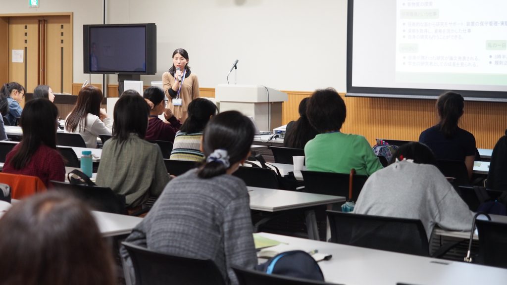 進路や育児の経験を語る石井氏