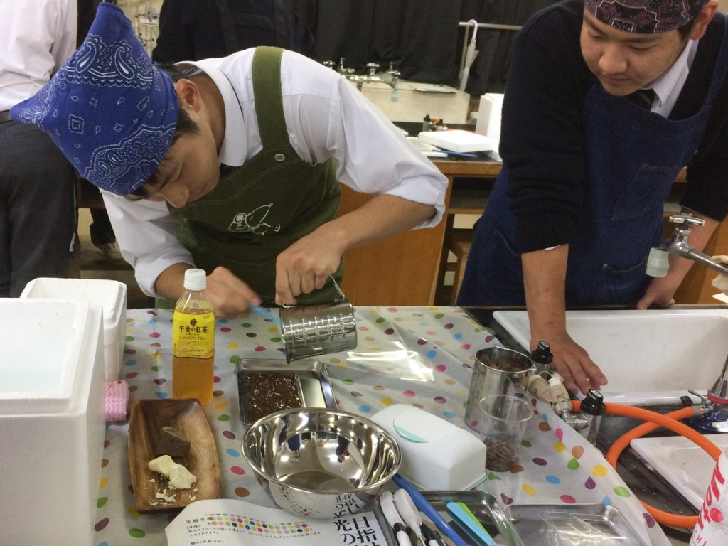 溶かしたチョコレートを型に流し込みます