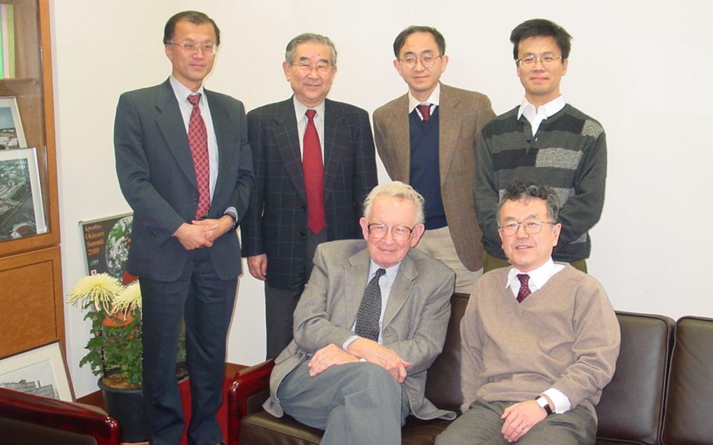 2002年物性研来所時。前列左がアンダーソン博士